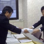 原子力空母母港化住民投票条例制定全国署名の横須賀市長提出行動(横須賀市役所)