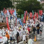 沖縄平和行進　豪雨のなか普天間基地包囲と県民大会を開催